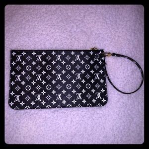 Louis Vuitton pochette/wristlet
